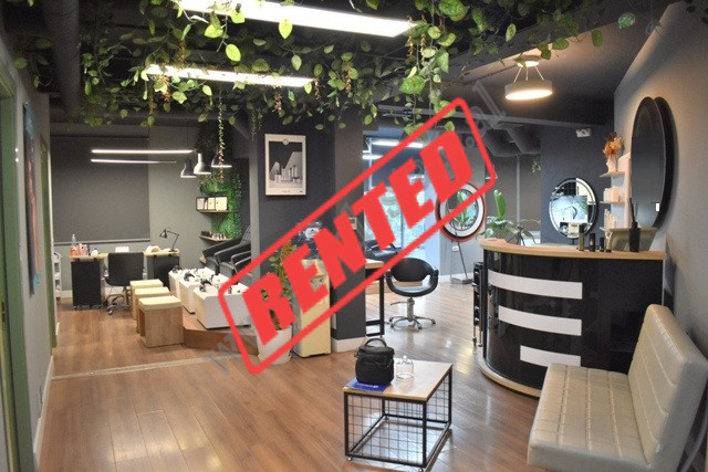 Ambient biznesi me qira ne rrugen e Kavajes perballe Kompleksit Delijorgji ne Tirane.
Pozicionohet 